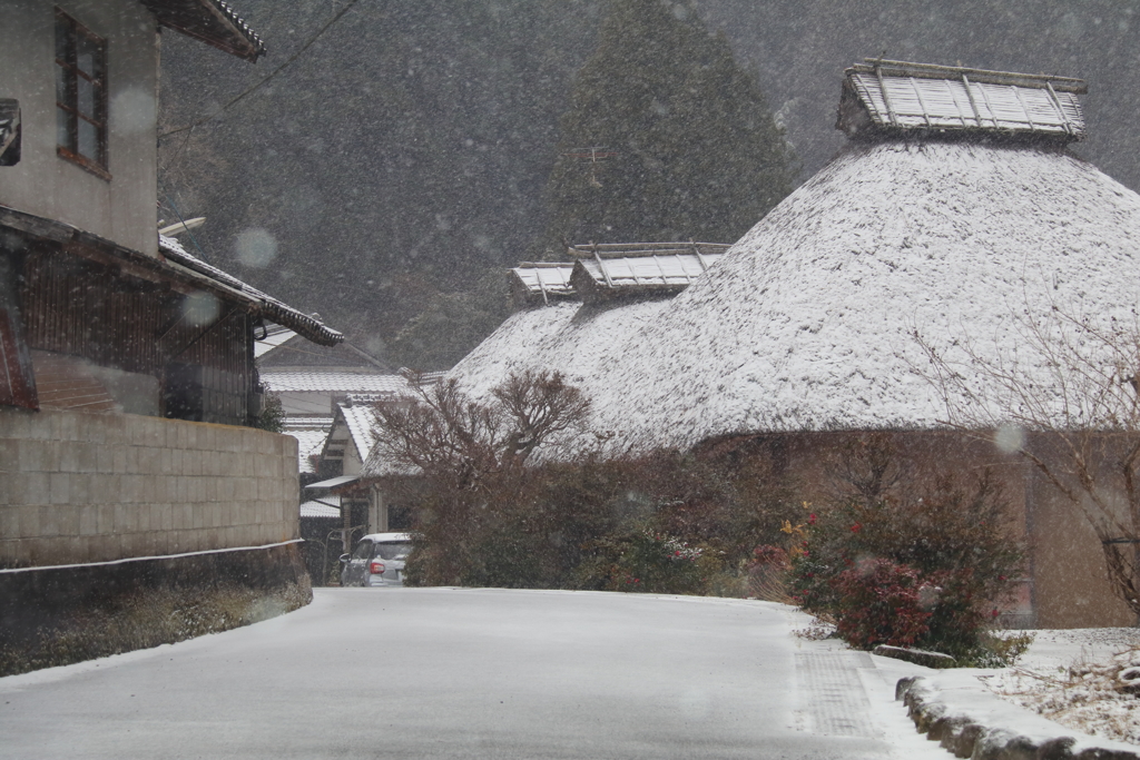 雪のかやぶき民家