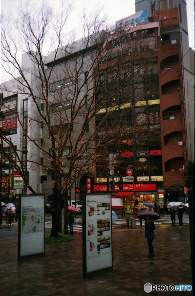 雨の赤坂駅前
