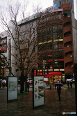 雨の赤坂駅前