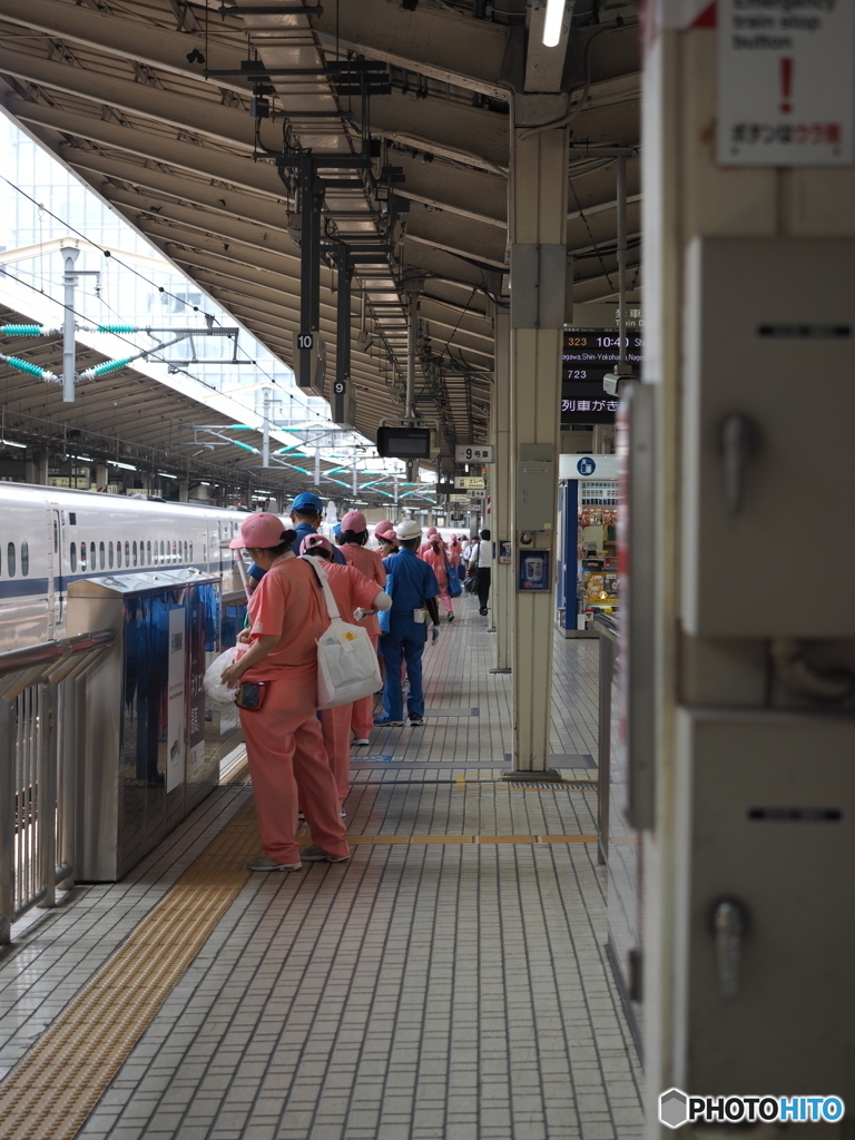 東京駅新幹線ホーム　待機中