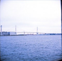 海芝浦から横浜ベイブリッジを望む