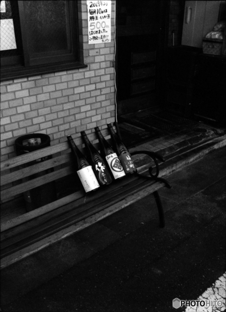 酒瓶が座るベンチ
