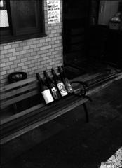 酒瓶が座るベンチ