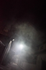 花火の煙ですからね。