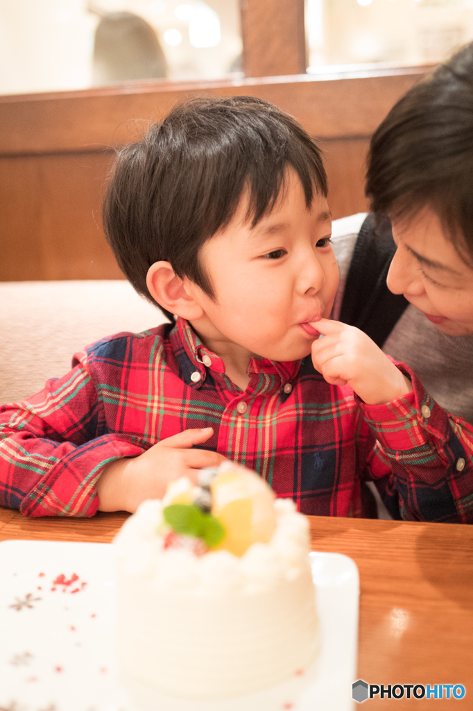 主役はかいちゃん!?ケーキ美味しいね♪