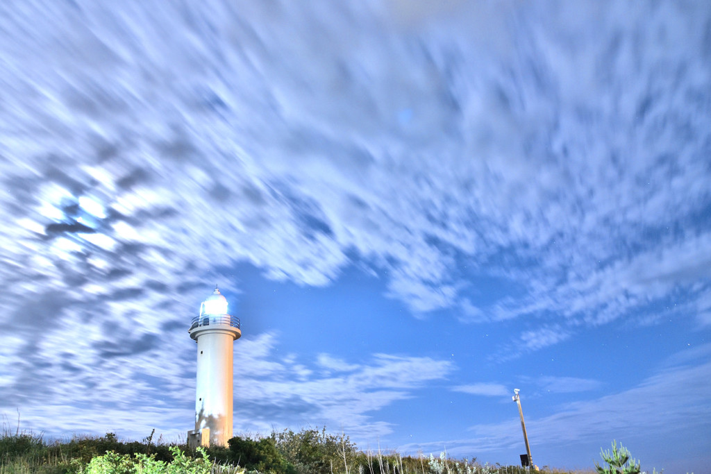 雲照らす灯台
