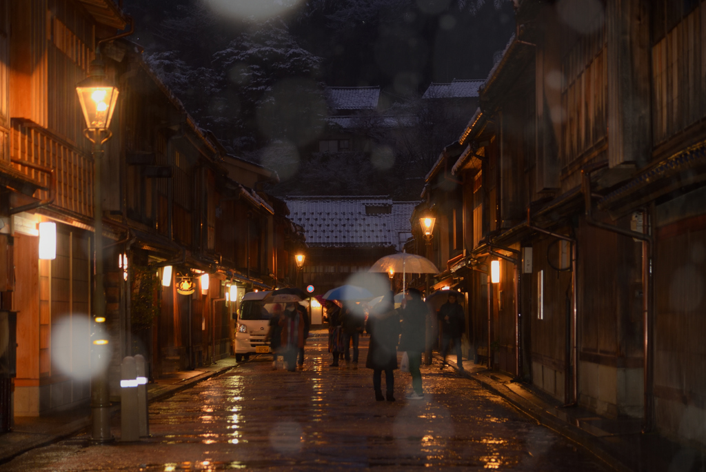 雪舞う東山