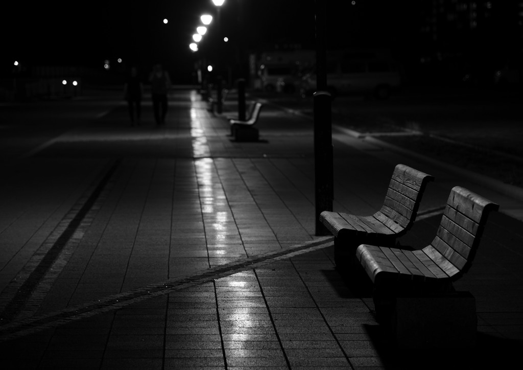 夜のベンチ