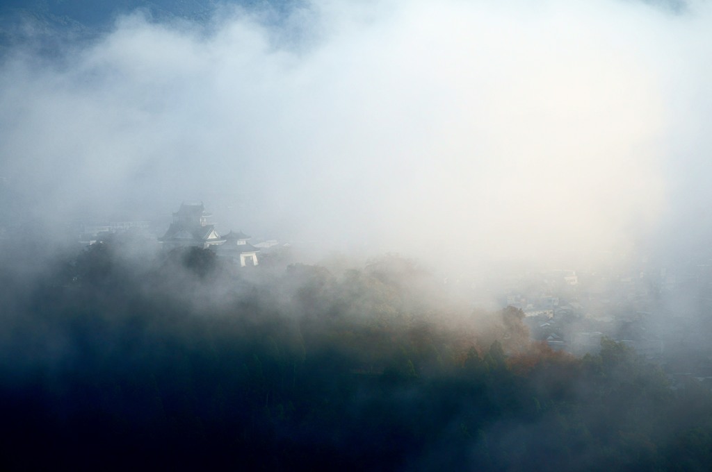 霧かすむ大野城
