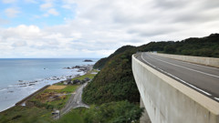 曇りの日、道の風景