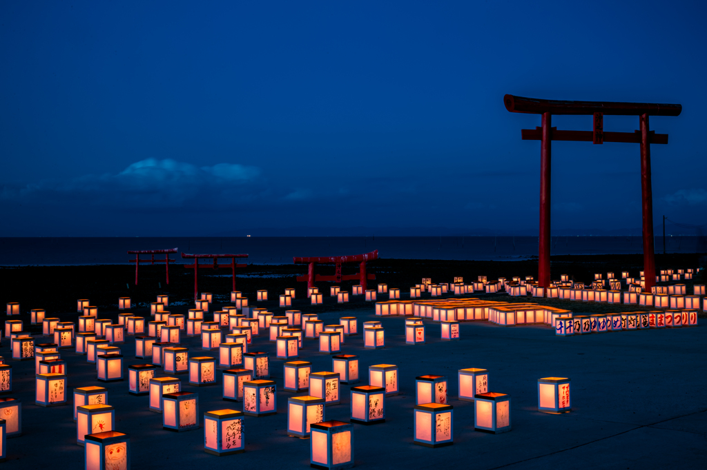 薄灯りの海中鳥居１