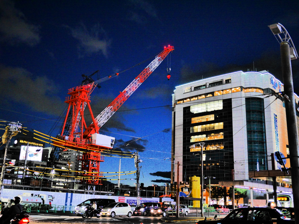 大きいクレーンとデパート