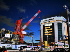 大きいクレーンとデパート