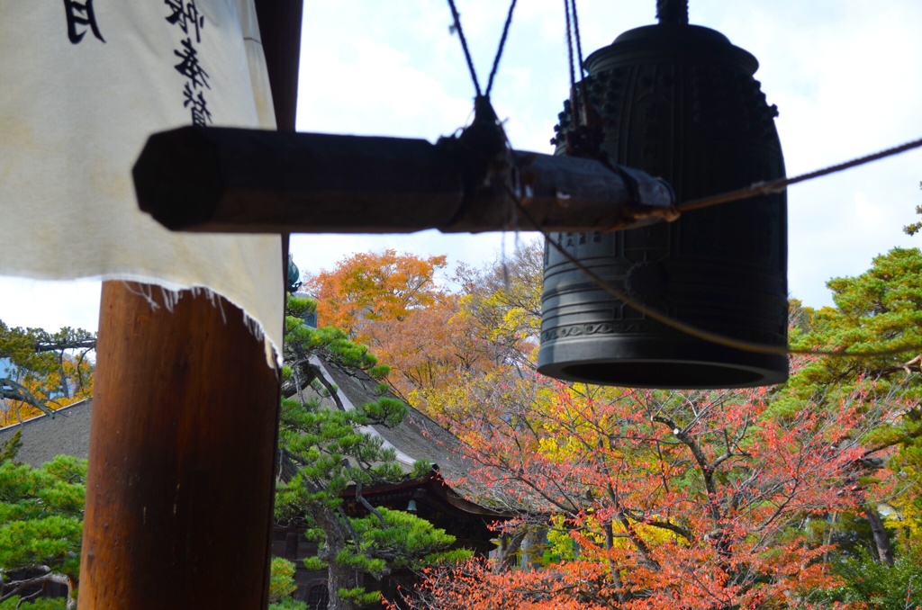 善光寺の鐘と紅葉