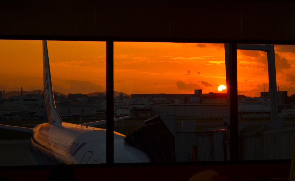 ロビーから見た飛行機と夕焼け