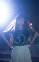 直視できない輝きの中で浮かび上がるその姿