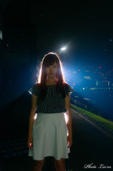 暗闇に突如現れた美少女に雨の中身動き取れない僕