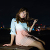 闇に浮かび上がる美女