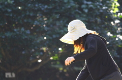 斜面を歩く女性