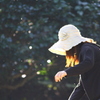 斜面を歩く女性
