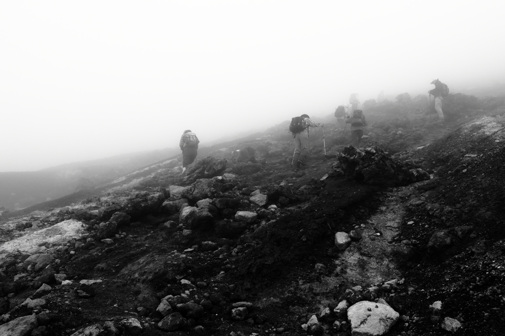 霧中の登山人たち　～十勝岳～