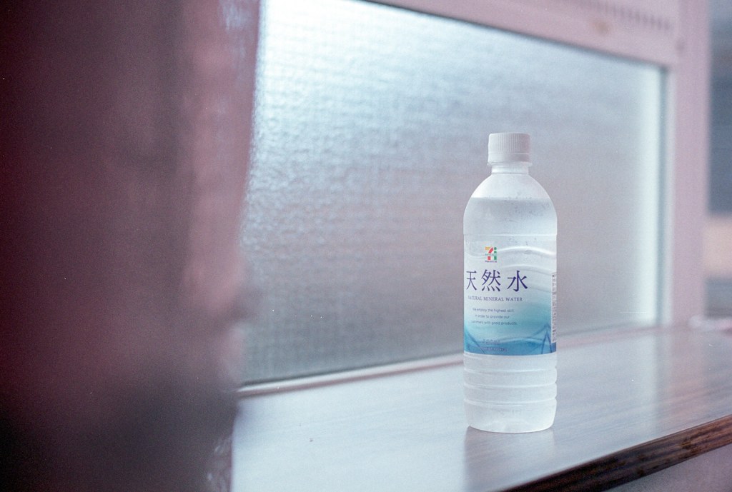 窓際に水