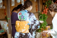 ほおずき売りの浴衣娘