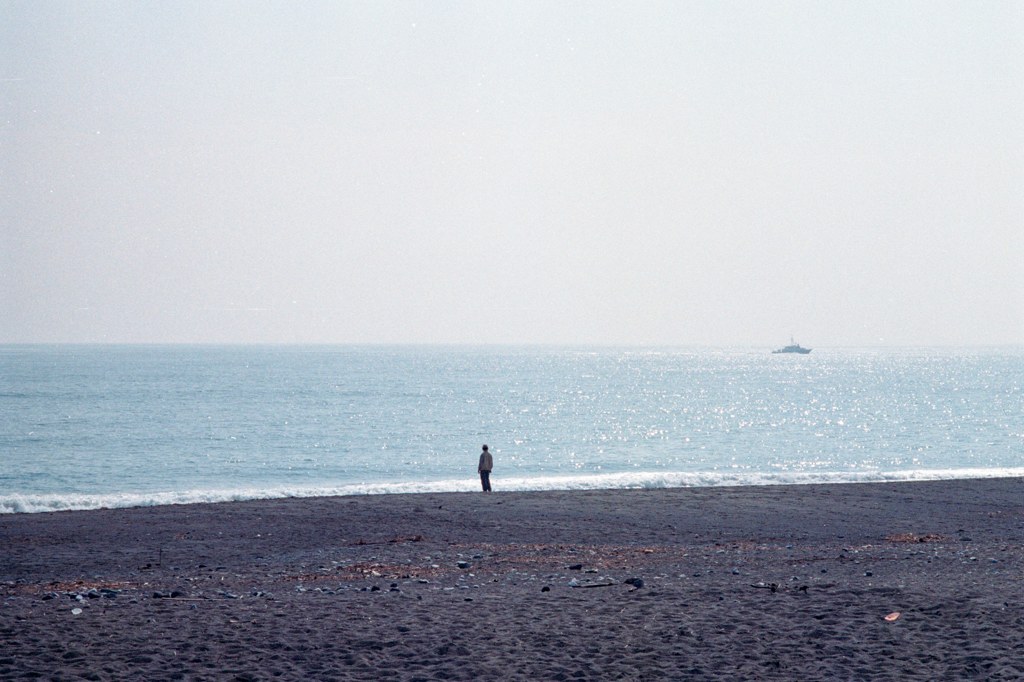 海に人と船
