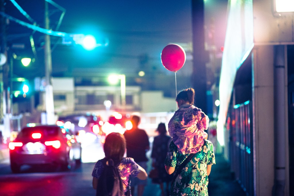 父の肩に溶けてゆく祭りの思い出