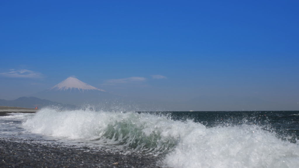 波間に
