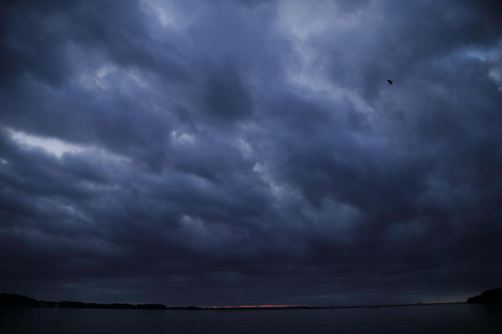 押し寄せる雲