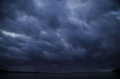 押し寄せる雲