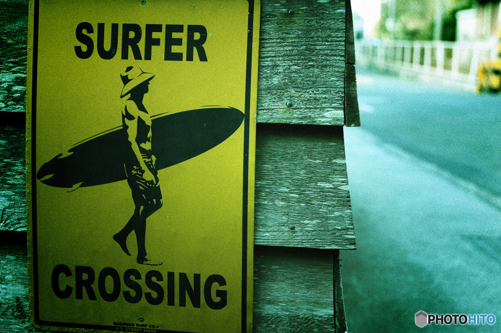 PH-0078_SURFER_CROSSING