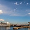 大桟橋と象の鼻防波堤と横浜ベイブリッジと飛鳥II