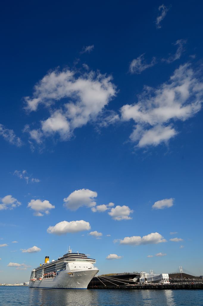 客船と大桟橋とベイブリッジと空と雲