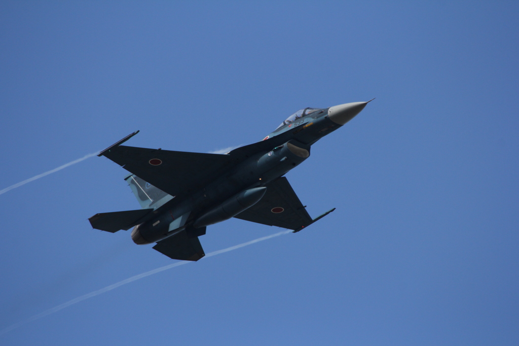 航跡を引く戦闘機