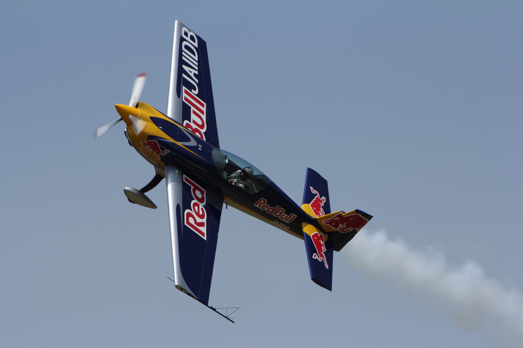 空を滑る飛行機
