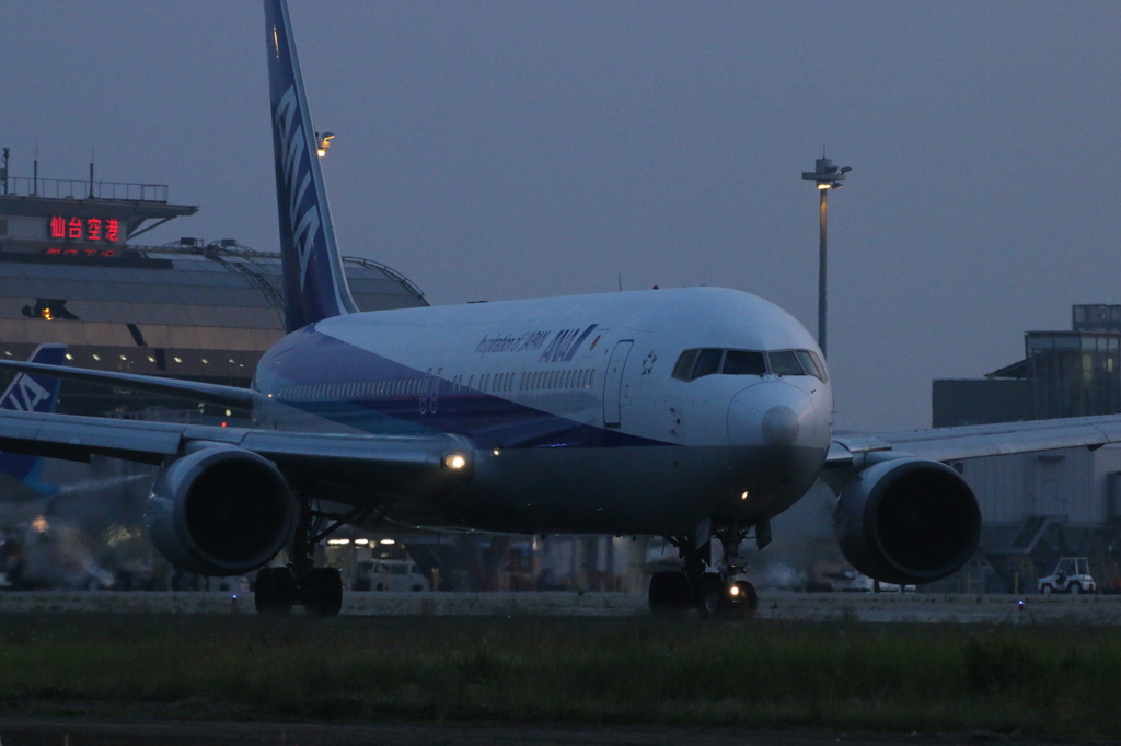 夕闇の空港