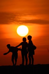夕陽の３人