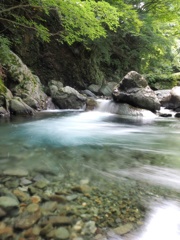 渓谷の青流