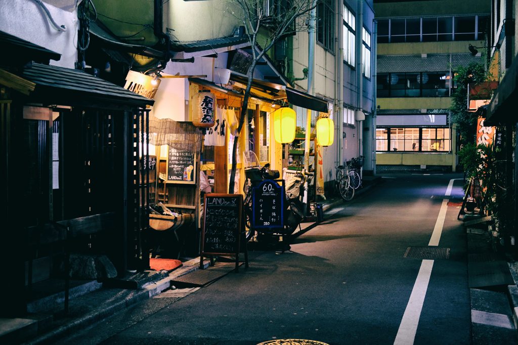 居酒屋のある路地