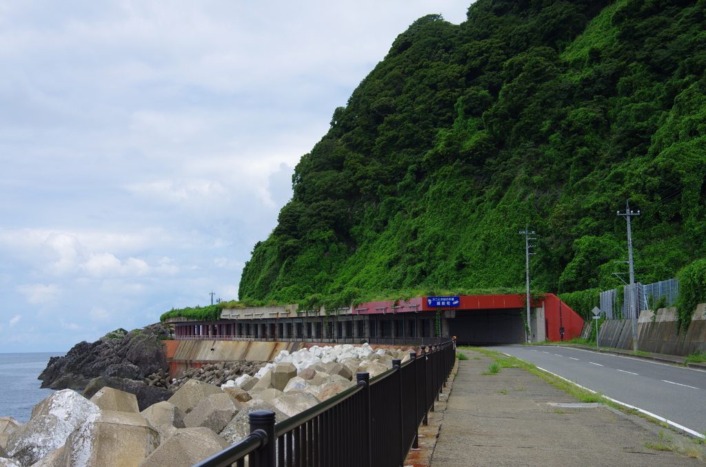 岸のトンネル
