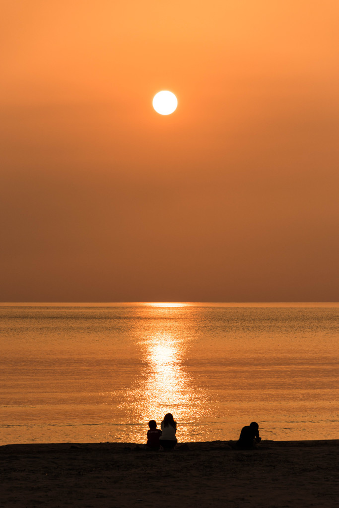 親子で眺める夕焼け