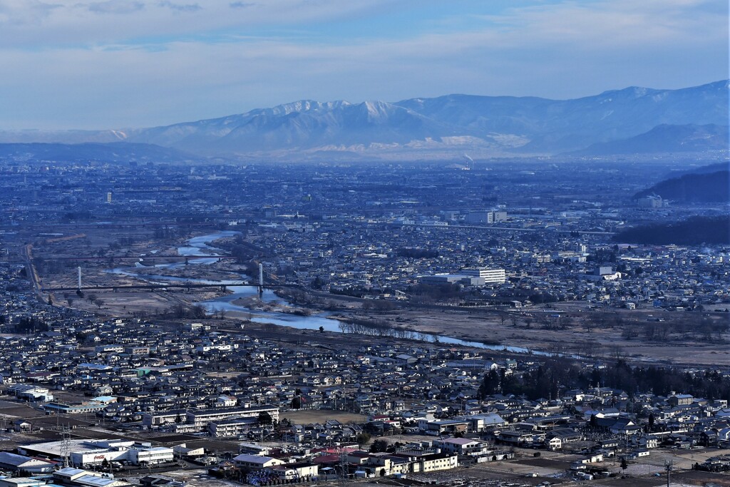 霞む山