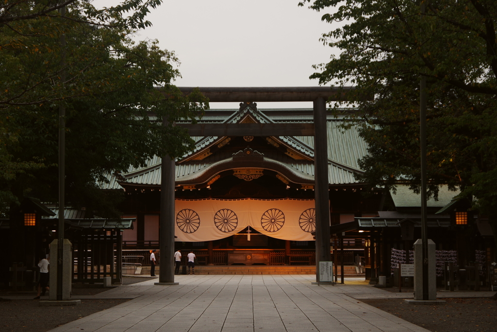 秋の靖国・明かりの灯る拝殿