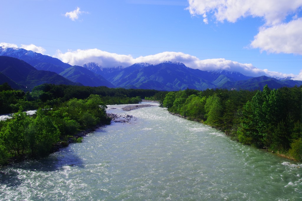 川、碎け流れて世にいづる。