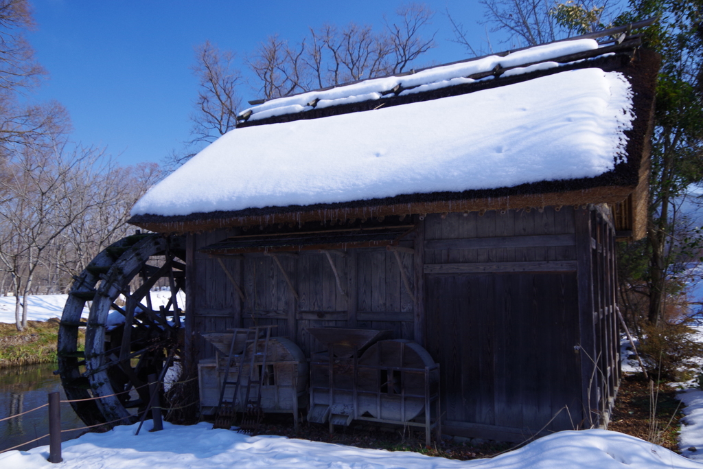 水車小屋の雪綿帽子