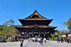 碧空の似合う善光寺