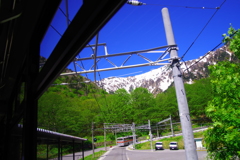 迫る山と碧空と