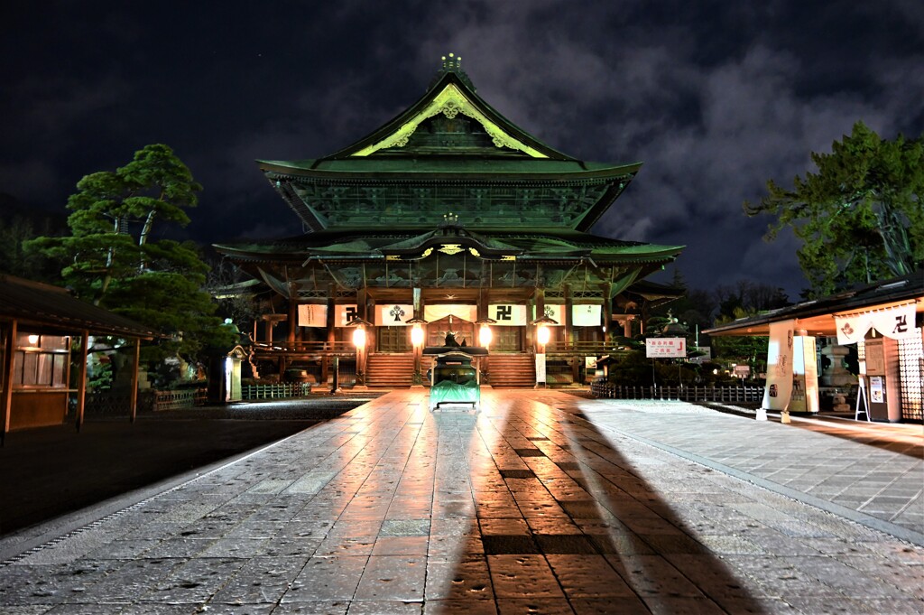 粉雪舞う善光寺